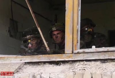 在潛水艇里面找窗戶